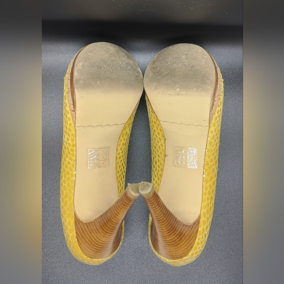 Yellow Moda Pumps - Picture 5 of 6